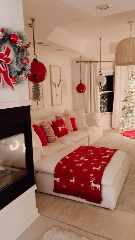 - Check more at https://howcandothis.com/homedecoration/97776/ Christmas Room Inspiration, Holiday Living Room Decor, Cute Christmas Ideas, Holiday Living Room, Christmas Dreaming, Cozy Christmas Decor, Holiday Room, Christmas Decor Inspiration, Christmas Themes Decorations