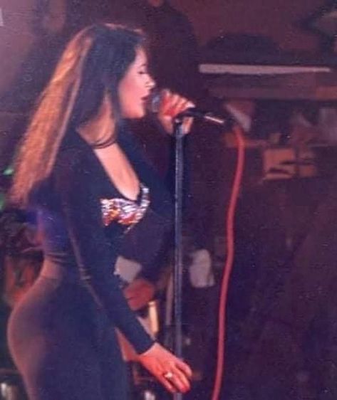 Selenaville on Instagram: “🟣 Selena performing at the "Ballroom Coliseum", in San Antonio, Texas on March 13th, 1993. 🔴 Selena presentándose en el "Ballroom…” Selena Quintanilla Body, Selena Quintanilla Outfits, Selena Quintanilla Fashion, All Black Outfits, Selena Pictures, Selena Q, Tejano Music, Selena Quintanilla Perez, Black Outfits