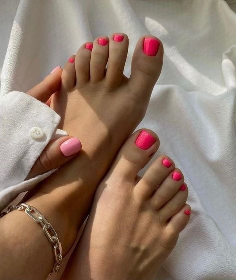 Fresh Toe Nail Art Ideas #nails #toenailcolors #toenaildesigns #nailsacrylic Pedicure Pictures, White Pedicure, Fall Toe Nails, Pink Pedicure, Feet Nail Design, French Pedicure, Toe Nail Color, Pretty Toe Nails, Fall Manicure