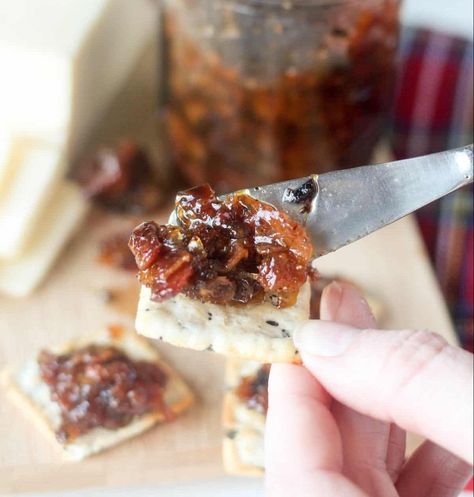 The BEST Homemade Bacon Jam Recipe - Perfect homemade food gift! Bacon Jam Recipe, Bacon Day, Homemade Bacon, Beer Bacon, Jam Recipes Homemade, Queso Cheddar, Homemade Food Gifts, Bacon Jam, Christmas Food Gifts