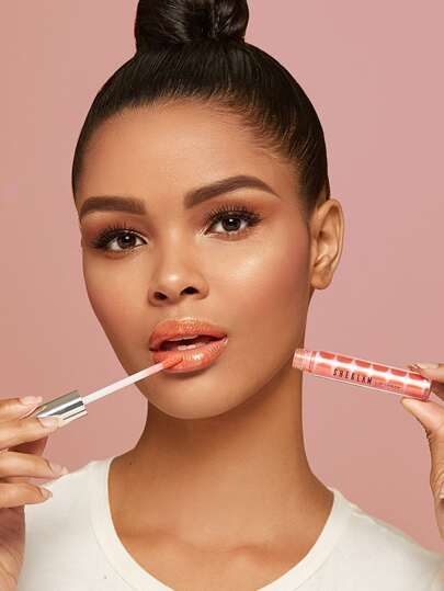 Lipgloss Photoshoot Ideas, Lip Gloss Photoshoot Ideas, Lips Photo, Lip Gloss Cosmetics, Cheek Stain, Best Lip Gloss, Lipstick Brands, Photoshoot Makeup, Headshot Poses