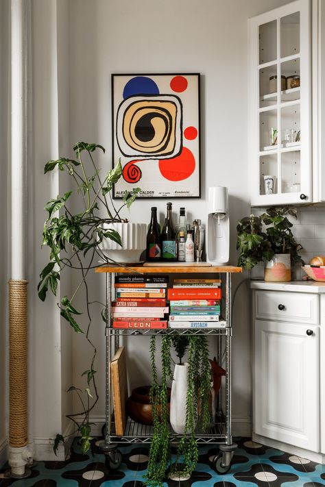 Small Antique Apartment, Short Entryway Ideas, Small Nyc Apartment Aesthetic, 1980s Apartment, Vintage Apartment Aesthetic, Nyc Apartment Kitchen, Nyc Apartment Decor, Apartment Bookshelves, Brooklyn Interior