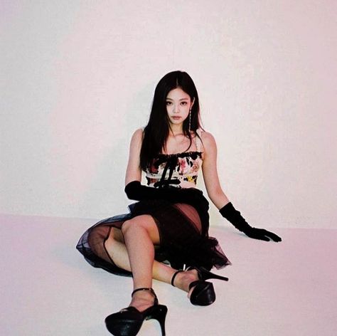 Kim Jennie Jennie Kim Blackpink, Jairzinho, Pinterest Pin, Kim Jisoo, Blackpink Photos, On The Ground, Blackpink Fashion, Lalisa Manoban, Blackpink Jennie