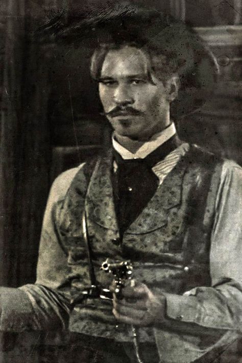 Doc Holliday Tombstone, Old Western Actors, Tombstone Movie, Old Western Movies, Old West Photos, Western Hero, Cowboy Aesthetic, Doc Holliday, Val Kilmer