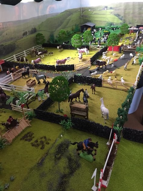 Schleich Set Up Ideas, Schleich Ideas, Schleich Horses Stable, Farm Toy Display, Diy Horse Barn, Schleich Horses, Horse Barn Ideas Stables, Bryer Horses, Horse Arena