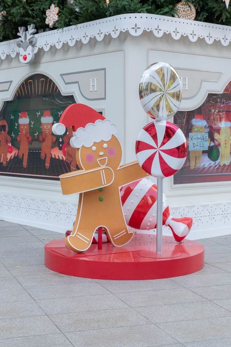 Christmas Carnival Decor, Christmas Big Decorations, Christmas Festival Ideas, Department Store Design, Christmas Candyland Decorations, Christmas Candy Shop, Christmas Decor Store, Christmas Mood Board, Christmas Installation