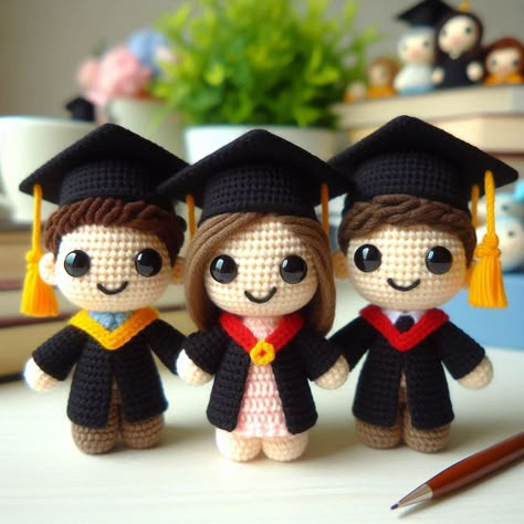 Gift Graduation Ideas, Amigurumi Gift Ideas, Crochet Graduation Gift, Graduation Crochet, Minion Crochet, Crochet Idea, Crochet Snowman, Crochet Dolls Free Patterns, Crochet Amigurumi Free Patterns