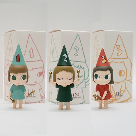 [MoMA Design Store] Yoshitomo Nara's new figure "Drumming Girl" will be on sale from December 28th (Monday) in limited quantities. - kokosil Sapporo Yoshitomo Nara Figures, Japanese Pop Up Store, Yoshitomo Nara Merch, Moma Design Store, Playful Packaging Design, Doll Packaging Design, Sunny Angel, Nara Yoshitomo, Art Motifs