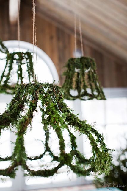 Moss Fairy House, Kattokruunu Diy, Enchanted Forest Decor, Used Wedding Decor, Enchanted Forest Decorations, Moss Wedding, Woodland Whimsy, Lights Hanging, Moss Covered