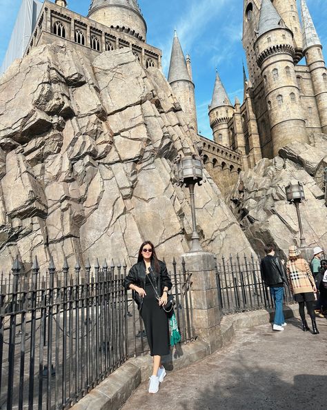 Usj Outfits, Universal Studios Japan Outfit Winter, Harry Potter Studios London Outfit, Universal Studios Japan Outfit, Universal Studios Japan Photo Ideas, Harry Potter Japan, Harry Potter Theme Park, Harry Potter Experience, Harry Potter Cafe Tokyo