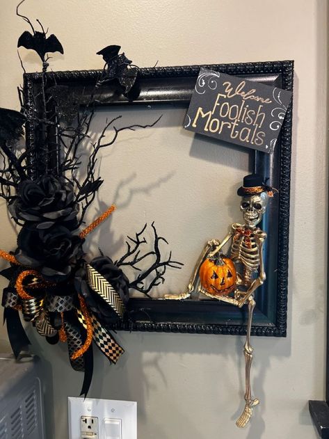 Halloween Decorations Picture Frames, Skeleton Frame Diy, Halloween Picture Frame Craft, Halloween Picture Frame Ideas, Diy Dollar Tree Halloween Wreath, Halloween Picture Frames Diy, Dollar Tree Halloween 2023, Diy Halloween Wreath Dollar Tree, Dollar Tree Skeleton Crafts