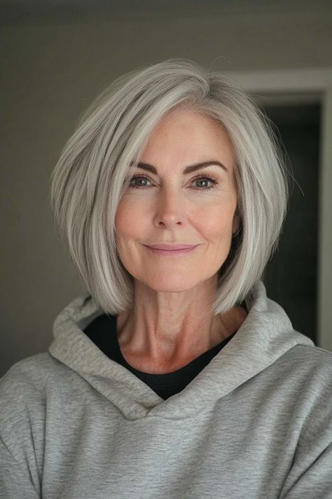 Choppy Inverted Bob, Ash Blonde Bob, Inverted Bob Short, Grey Bob Hairstyles, Older Women's Hairstyles, Minimal Makeup Look, Haircuts For Older Women, Medium Length Curly Hair, Inverted Bob Hairstyles