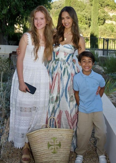 Brad Pitt Son, Jessica Alba Family, Jessica Alba Style, Red Shawl, Luxury Family, Jolie Pitt, Honest Company, White Sundress, Jessica Alba