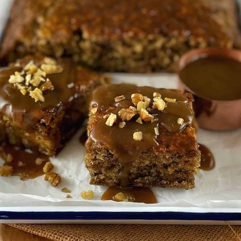 Date Cake Recipe Easy, Moist Date Cake Recipe, Date Cake Recipe, Sticky Dates, Sticky Date Cake, Date Scones, Easy Toffee, Sticky Date, Sticky Date Pudding