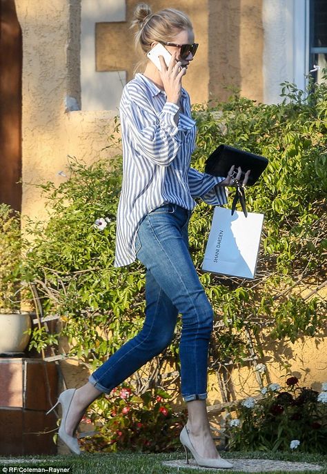 Hanging out: Rosie was chatting on her phone as she left a friend's house with a bag of goodies White Striped Shirt Outfit, Striped Shirt Outfit, Rosie Huntington Whiteley Style, Olivia Culpo, Huntington Whiteley, Mode Chic, Rosie Huntington Whiteley, Street Style Inspiration, 가을 패션