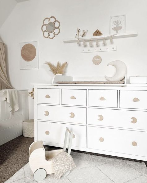 Grote Ikea commode in babykamer Oval Cot Nursery, Ikea Hemnes Commode, Ikea Hemnes Dresser Nursery, Ikea Hemnes Nursery, Hemnes Nursery, Playroom Furniture Ideas, Commode Diy, Woodland Nursery Ideas, Hemnes Ikea