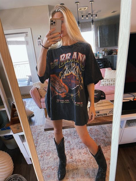 Harley T Shirt Outfit, Harley Davidson Tshirt Outfits, Harley Davidson Shirt Outfit, Harley Davidson Outfit, Harley T Shirts, Harley Davidson Tshirt, Harley Shirts, Coachella Outfit, 90s 80s