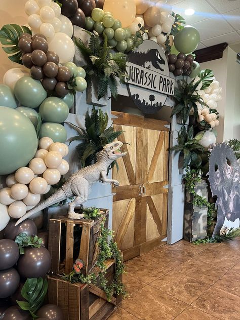 Jurassic Park Bday Party, Jurassic Park Backdrop, Jurassic Park Party Decorations, Jurassic World Party Decorations, Jurassic Park Party Ideas, Park Birthday Party Ideas, Jurassic Park Gate, Park Birthday Party, Jurassic Park Birthday Party