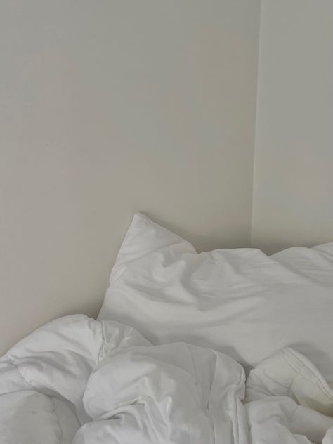 this is a white bed White Blanket Aesthetic, Blanket Aesthetic, Comfy Aesthetic, Colorful Aesthetic, Clean Aesthetic, White Blanket, 背景 シンプル, Random Photos, Beige Aesthetic