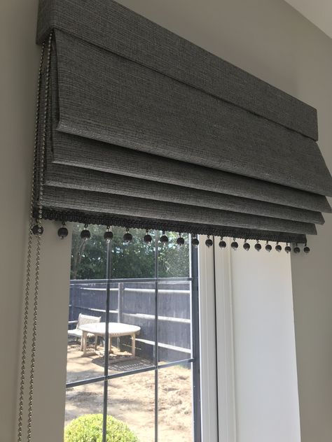 Roman Blind Ideas For Bedroom, Window Blind And Curtain Ideas, Roman Blind With Pelmet, Black Out Blinds Bedroom, Cortinas Black Out, Roman Blinds And Curtains Together, Roman Blinds Ideas, Bedroom Roman Blinds, Roman Blinds Bedroom