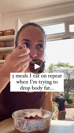 7.1K views · 62 reactions | The 5 meals👇

Let me start by saying, the best diet is the one that works for you, and helps YOU to achieve YOUR fat loss goals in a healthy and sustainable way 🥰

But here are 5 meals I eat on repeat when I’m trying to drop body fat: 

1️⃣ Chocolate protein porridge 🍫 
40g oats (cooked with water), 
1 scoop of chocolate protein powder mixed in,
150g of berries, 
10g of peanut butter

2️⃣ Chicken, broccoli & rice 🍗 
100g of cooked chicken breast marinated in lemon juice, garlic and seasoning, 
Fry light spray to cook with, 
200g broccoli (or any green veg), 
100g of cooked rice, 
20g of light mayo and hot sauce mixed together

3️⃣ Greek yogurt & berries 🫐 
200g of Greek yogurt, 
150g of berries, 
10g of crushed nuts or granola 

4️⃣ Lean beef bolognese 🍝
1 Protein Porridge, Beef Bolognese, Yogurt Berries, Chicken Broccoli Rice, Cooked Rice, Broccoli Rice, Best Diet, Lean Beef, Cooked Chicken