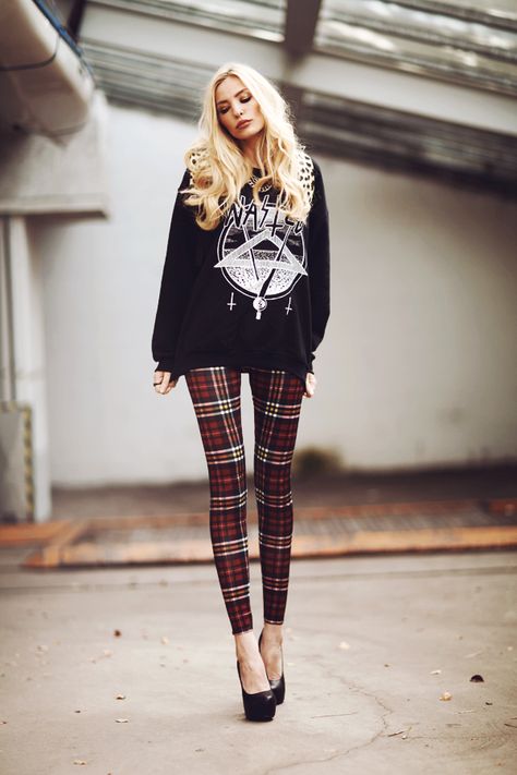 Lina Tesch shows you how to wear our Tartan Leggings Get yourz now from - www.sinstarclothing.com #fashion #tartan #sinstar Plaid Top And Leggings Outfit, Plaid With Leggings, Tartan Leggings Outfit, Tartan Tights, Patterned Leggings Outfits, Purple Plaid Leggings, 90s Fashion Models, Tartan Pants, Tartan Leggings