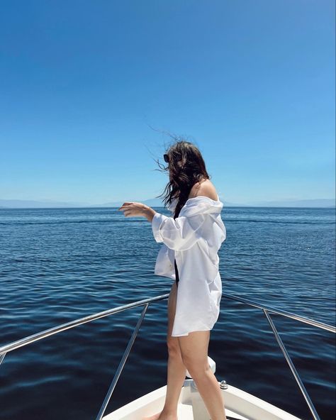 Mira Aesthetic, Boat Photoshoot, Boat Days, Fashion Travel Outfit, Summer Picture Poses, Style Korea, Summer Feeling, Summer Pictures, Beautiful Places To Travel