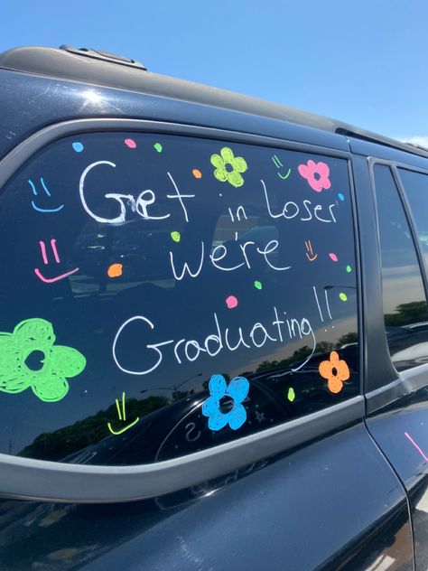 Senior Stuff High Schools, Graduation Car Decorations, Senior Sunset Ideas High School, Car Graduation Decorations, Class Of 2025 Aesthetic, Grad Activities, Senior Year Aesthetic 2025, Senior Things To Do, Graduation Trip Ideas