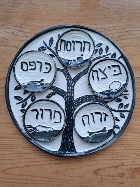 This is a hand-made, hand decorated seder plate for Passover. It has 5 removable dishes on a round platter , all made from porcelain. This black and white seder plate will be beautiful centerpiece for your Passover table.  The platter is 10 inches in diameter. Passover Plates, Clay Therapy, Passover Seder Plate, Passover Table, Passover Seder, Seder Plate, Rosh Hashana, Beautiful Centerpieces, Diy Clay Crafts