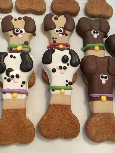 More cute dog biscuits from Just Dogs! Gourmet, mall of America. They make all natural dog treats that are adorable and delicious! Justdogsgourmet@squarespace.com Dog Biscuit Packaging Ideas, Dog Treat Decorating, Decorating Dog Treats, Pup Treats, Pet Bakery, Dog Party Decorations, All Natural Dog Treats, Doggy Treats, Mocha Cookies