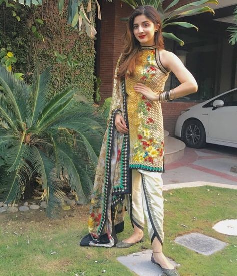 Omg i want this colorful kurta and dupatta with those cool tulip pants. LOVE! Pakistani Party Dresses, New Kurti Designs 2020 Latest, Tulip Pants, Frock Designs, New Kurti Designs, Nikkah Dress, New Kurti, Frock Fashion, Indian Designer Suits