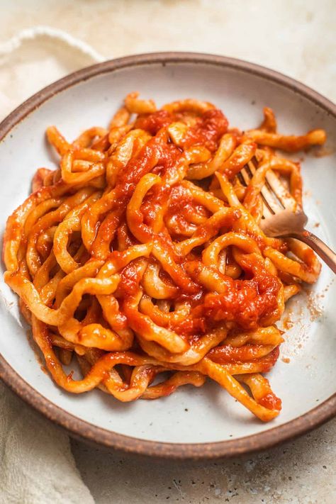 Tomato Garlic Sauce, Pici Pasta, Traditional Italian Dishes, Classic Italian Dishes, Pasta Plates, Pasta Shapes, European Food, Garlic Sauce, Fine Food