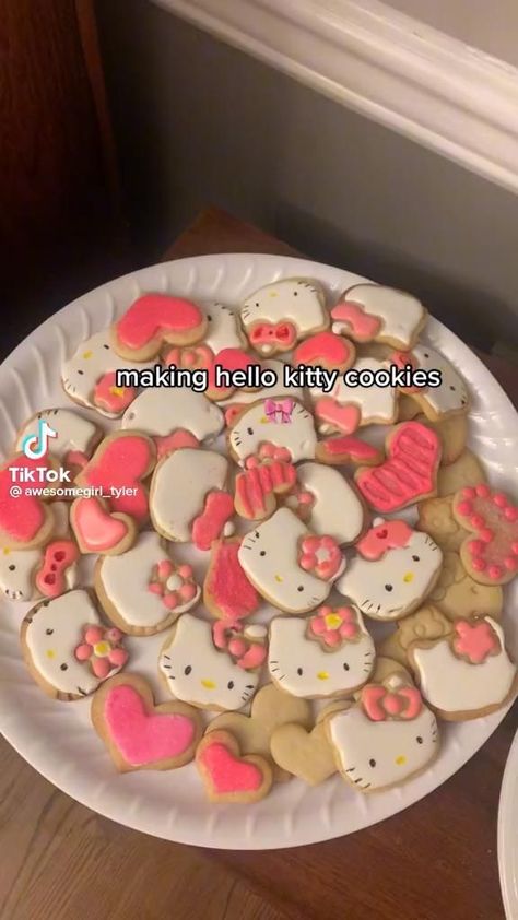 Mini Hello Kitty, Kitty Cookies, Hello Kitty Cookies, Hello Kitty Crafts, Kawaii Cooking, Cute Baking, Hello Kitty Cake, Makanan Diet, Hello Kitty Birthday