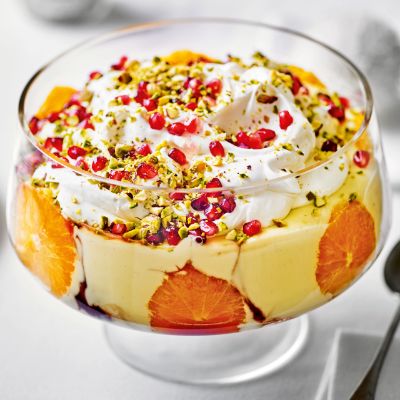 Pomegranate Trifle, Orange Trifle Recipes, British Trifle, Thanksgiving Trifle, Orange Trifle, Pomegranate Dessert, Gbbo Recipes, Orange Pomegranate, Trifle Recipes