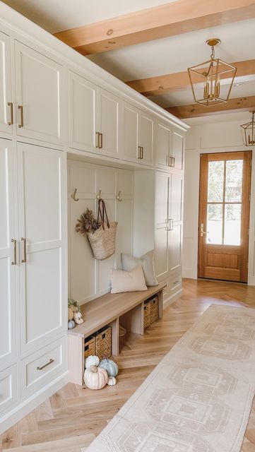 Mudroom Breezeway From Garage, Dream Mudroom, Basement Mudroom, Vintage Decorating Ideas, Mudroom Entryway, Vintage Decorating, Mudroom Decor, Mudroom Design, European Farmhouse