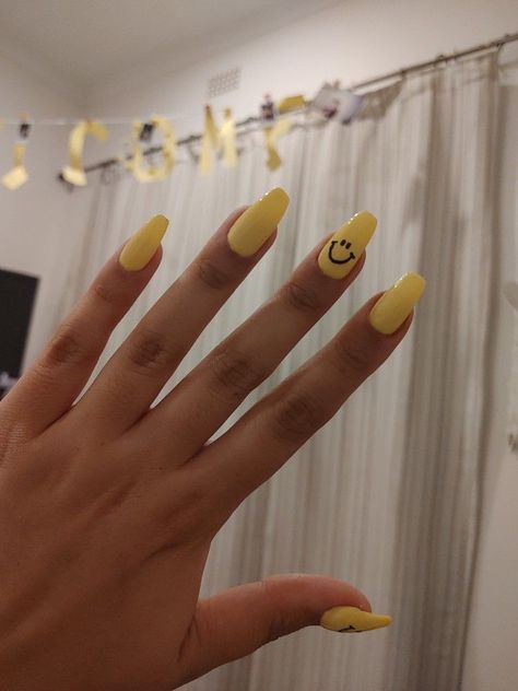 Smiley Nails, Acrylic Nails Yellow, Yellow Nail Art, Yellow Nails Design, Yellow Nail, Nails Yellow, Grunge Nails, Water Effect, Minimal Nails