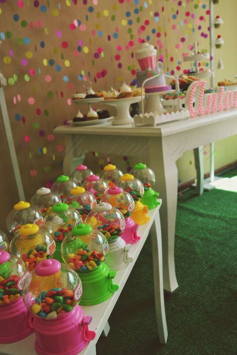 Gumball favors at a cupcake birthday party! See more party ideas at CatchMyParty.com! Candy Land Birthday Party Favors, Gumball Party Favors, Gumball Birthday Party, Bubblegum Party Theme, Bubblegum Party, Bubblegum Birthday Party, Shopkins Party Decorations, Gumball Party, Cupcake Birthday Party