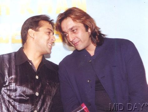 Salman Khan Sanjay Dutt, Sanjay Dutt Jail Photo, Sanjay Dutt Old Pic, Sanju Baba, Salman Khan Wallpapers, Bollywood Retro, Salman Khan Photo, Sanjay Dutt, Bollywood Couples