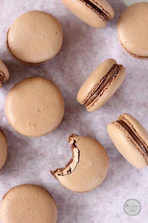 Chocolate Hazelnut Macarons | Butter Baking Hazelnut Macarons, Chocolate San Valentin, Sugar Addict, Kue Macaroon, French Macaroons, Macaroon Recipes, Macaron Recipe, Oreo Dessert, Chocolate Hazelnut