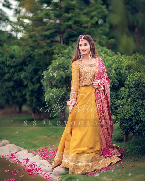 Mendhi Dress, Dress Desgines, Mayoon Dresses, Sana Fashion, Mehndi Look, Pakistani Mehndi Dress, Mehndi Bride, Bridal Mehndi Dresses, Mehndi Dresses