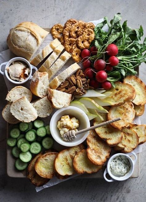 Bread And Butter Charcuterie Board, Bread And Dip Board, Charcuterie Bread Board, Bread Charcuterie Board Ideas, Bread And Butter Board Ideas, Bread Platter Ideas, Bread Board Appetizer, Bread Boards Decor Ideas, Friendsgiving Charcuterie Board