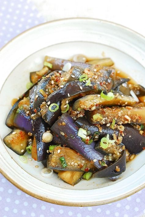 Eggplant Side Dishes, Koreansk Mad, Steamed Eggplant, Korean Food Side Dishes, Korean Side Dishes, Eggplant Dishes, Eggplant Recipes, Asian Cooking, Veggie Dishes