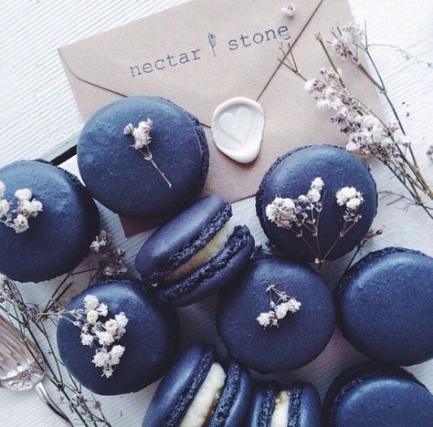 * Blue Macaroons, Blue Macarons, Nectar And Stone, Kue Macaroon, 귀여운 음식 그림, Macaron Cookies, French Macaroons, Macaron Recipe, Blue Food