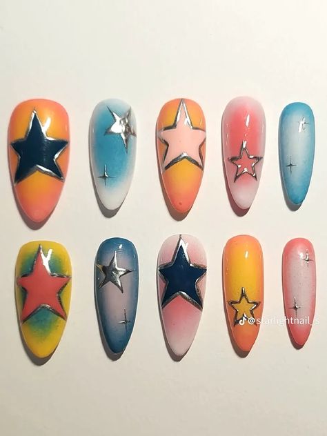 Cool Nail Sets, Punk Nails Designs, Aura Star Nails, Thermal Nails Designs, Colorful Star Nails, Alternating Nails, Nail Designs Abstract, Weird Nail Ideas, Nail Inspo Funky