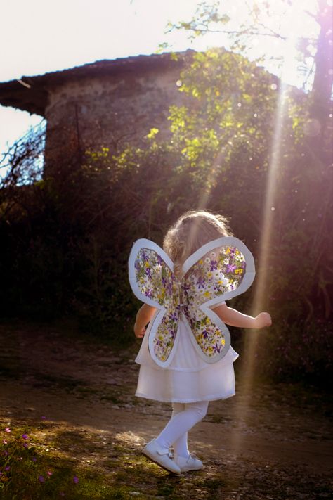 Butterfly wings DIY with cardboard Cardboard Fairy Wings, Cardboard Butterfly Wings, Diy With Cardboard, Butterfly Wings Diy, Wings Diy, Fairy Girls, Diy Wings, Diy Costume, Fairy Girl