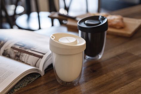 charlwood design uppercup a sustainable   reusable coffee cup - designboom | architecture Small Coffee Cups, Botol Air, Coffee Cup Design, Reusable Coffee Cup, Reusable Cups, Reusable Cup, Disposable Cups, Yanko Design, Coffee Gifts