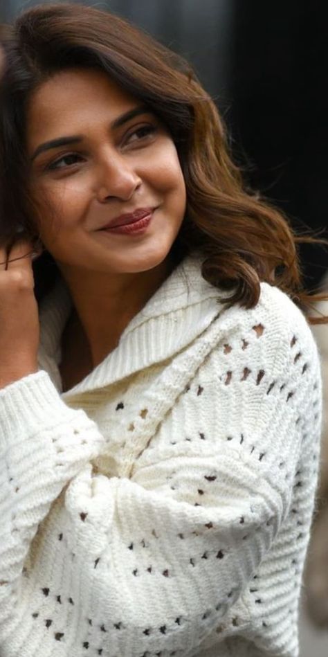 Mom In Law, Short Hair Hairstyles, Blush Nails, Jennifer Winget, Beautiful Smile Women, How To Make Bed, Western Outfits, Beautiful Smile, Pretty Pictures