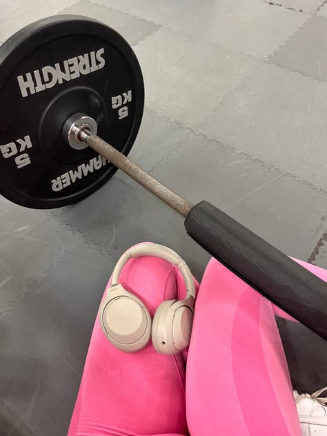 Spring Fitness Aesthetic, Pink Weightlifting Aesthetic, Excercise Aesthetic Pink, Pink Gym Girl Aesthetic, Gym Pink Aesthetic, Pink Wellness Aesthetic, Gym Aesthetic Pink, Yoga Journal Ideas, Workout Aesthetic Pink