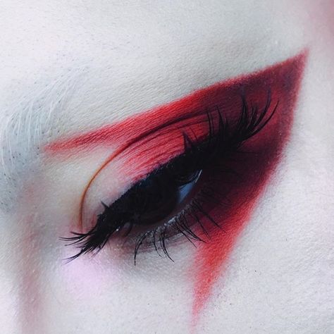 ✨yosoylaprincesa✨ Red And White Makeup, Makeup Avant Garde, Eyeshadow Art, Unconventional Makeup, Fashion Editorial Makeup, Vampire Princess, Festival Make Up, Avant Garde Makeup, Alternative Makeup