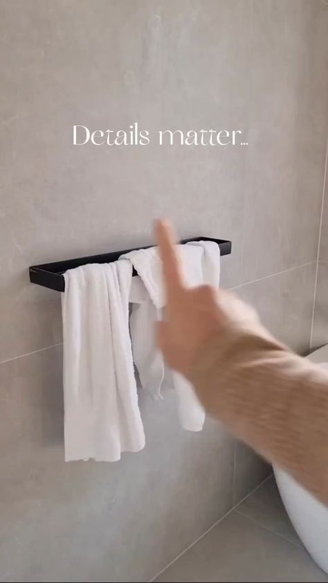 Bathroom Towel Display, Bathroom Towels Display, How To Roll Bath Towels, Towel Display, Bathroom Towel Decor, Bathroom Decor Themes, Packing Hacks Clothes, Towel Decor, How To Fold Towels